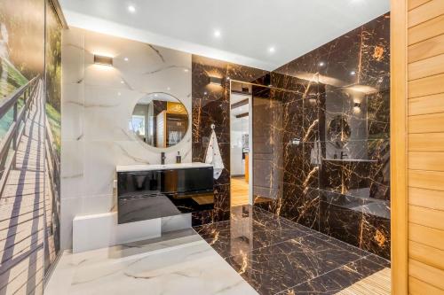 a bathroom with a sink and a mirror at Seaside Home in Fakse Ladeplads
