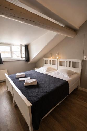 ein Schlafzimmer mit einem großen Bett, auf dem zwei Handtücher liegen in der Unterkunft Hotel Bristol in Luxemburg (Stadt)