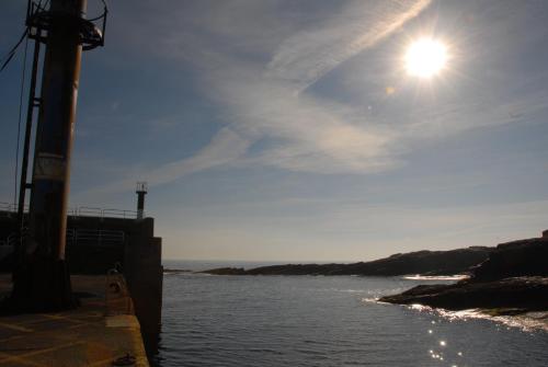 a body of water with the sun in the sky at Hotel Playa de las Catedrales in Reinante