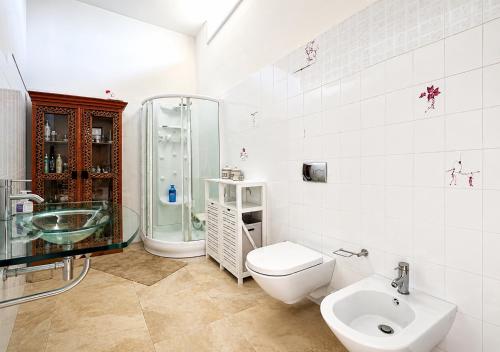 a bathroom with a toilet and a sink and a shower at Il Salento di Socrate e Socrata in Ugento