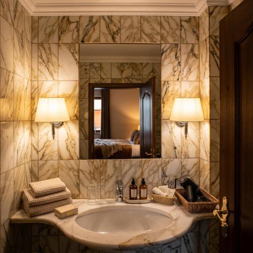 a bathroom with a sink and a mirror at Der Platengarten in Ansbach