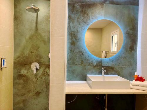 a bathroom with a sink and a mirror at Résidence Cantu di Mare in Olmeto