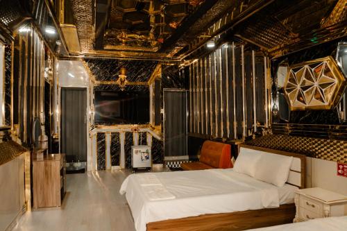 a bedroom with two beds in a room at Hotel Minh Cường Trà Vinh in Nguyệt Hòa