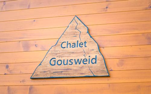 a sign on a wooden wall with the words child gospel weld at Schilthorn Apartment - Aare Jungfrau AG in Wilderswil