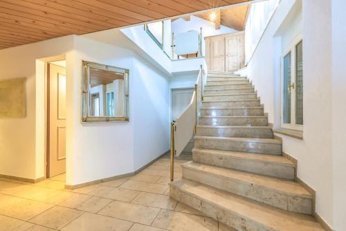 una scala in una casa con una finestra e un soffitto di Chalet Weid - Aare Jungfrau AG a Grindelwald