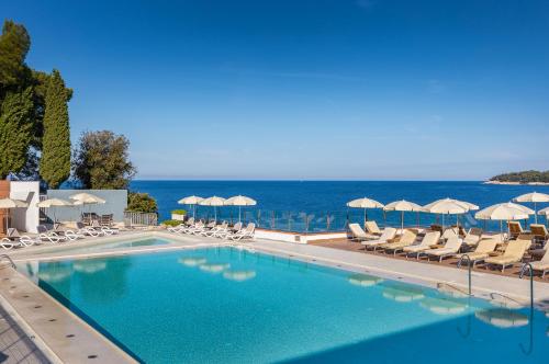Piscina de la sau aproape de Splendid Resort