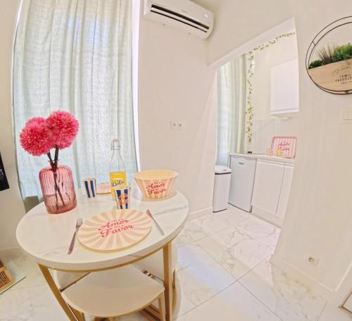 Beautiful refurbished air conditioned studio heart of Nice