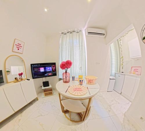 Beautiful refurbished air conditioned studio heart of Nice