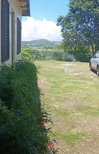 dom z samochodem zaparkowanym obok podwórka w obiekcie AAIZ Homestay w mieście Labasa Airport