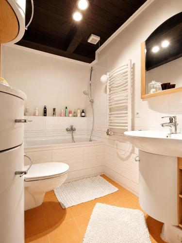 a bathroom with a toilet and a sink and a tub at Dom Wakacyjny Brenna in Brenna