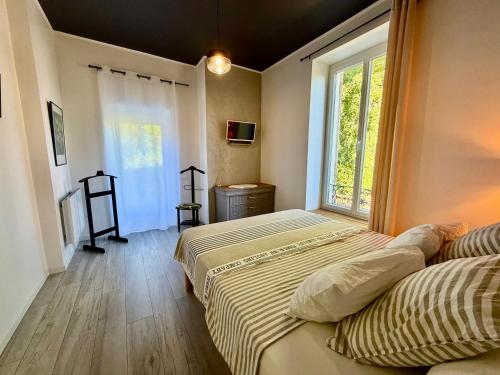 a bedroom with two beds and a window at Maison 85 m2 deux chambres in Cazères