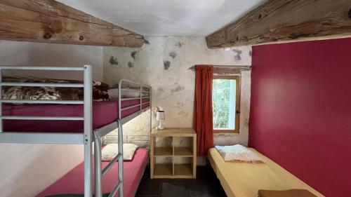 a room with two bunk beds and a window at Gîte bergerie in Bargème