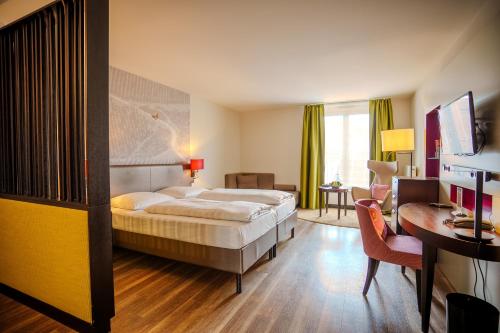 ein Hotelzimmer mit Bett und Schreibtisch in der Unterkunft Hotel Ritter Durbach in Durbach