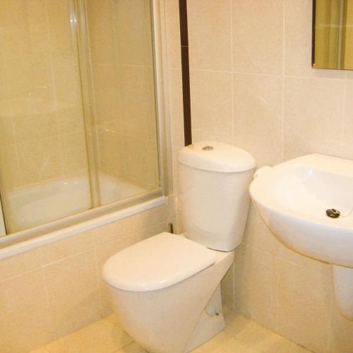 a bathroom with a toilet and a shower and a sink at MEDITERRÁNEO Benicarló NG in Benicarló