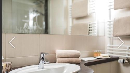a bathroom with a sink and a mirror at Parkhotel Waldbreitbach in Waldbreitbach