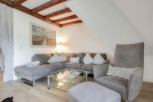 a living room with a couch and a table at Sharky Bay in Keitum