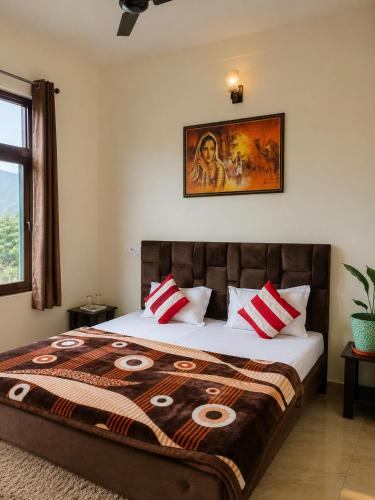 a bedroom with a bed with a poster on the wall at Raahi Stay, Landing site Bir - Stay & Cafe in Bīr