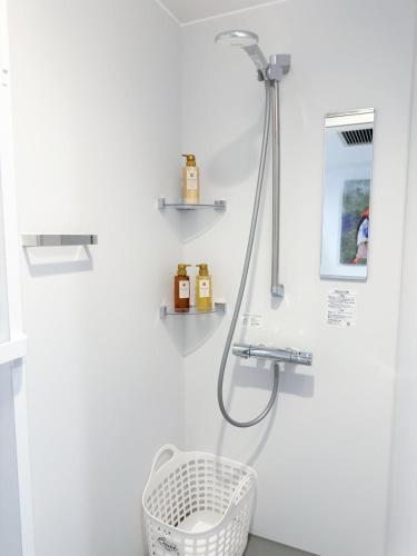 No708-1 min to JR Shin-Osaka Direct access to the airport Direct access to Namba Umeda USJ 2 beds for 3 people Wet and dry bathrooms kitchen