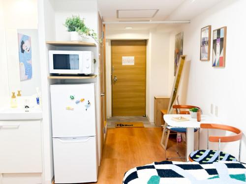 No708-1 min to JR Shin-Osaka Direct access to the airport Direct access to Namba Umeda USJ 2 beds for 3 people Wet and dry bathrooms kitchen
