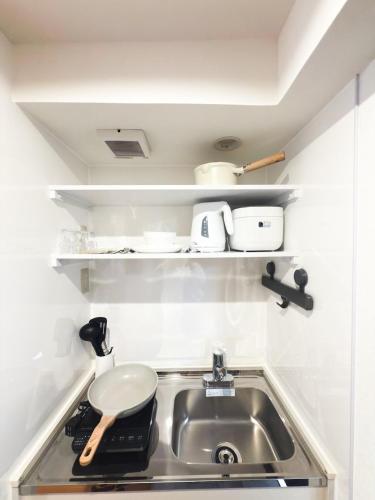 No708-1 min to JR Shin-Osaka Direct access to the airport Direct access to Namba Umeda USJ 2 beds for 3 people Wet and dry bathrooms kitchen