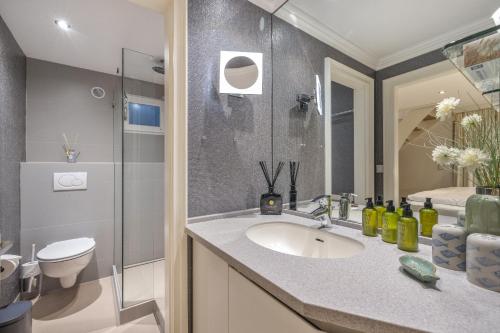 a bathroom with a sink and a shower and a toilet at Düne in Keitum