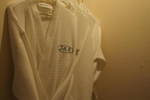 a white shirt with the word keptic on it at J and R Brussels City Apartment in Brussels