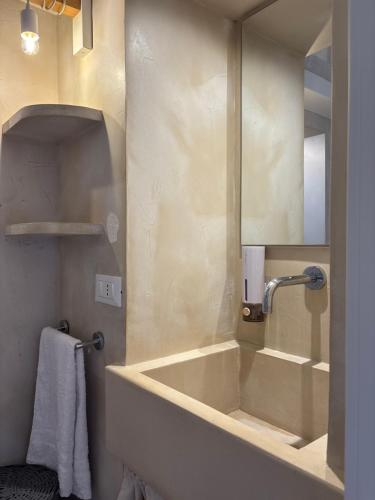 a bathroom with a large sink and a mirror at DimoraStella in Pezze di Greco