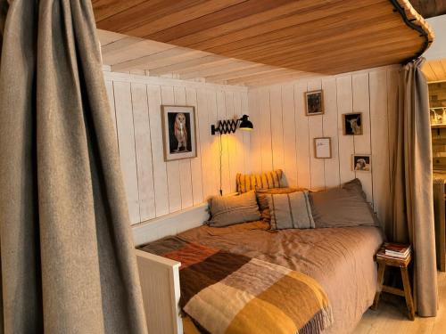 a bedroom with a bed in a room at Little Bali in Geel
