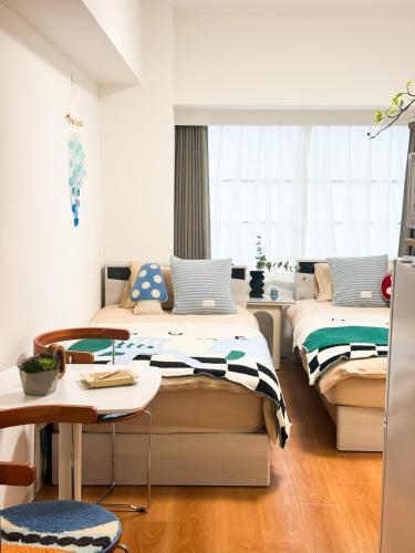 No708-1 min to JR Shin-Osaka Direct access to the airport Direct access to Namba Umeda USJ 2 beds for 3 people Wet and dry bathrooms kitchen