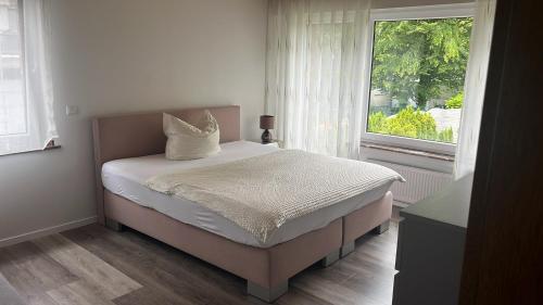 a small bedroom with a bed with a window at Voll Ausgestattetes Appartment in Bergkamen-Oberaden in Bergkamen