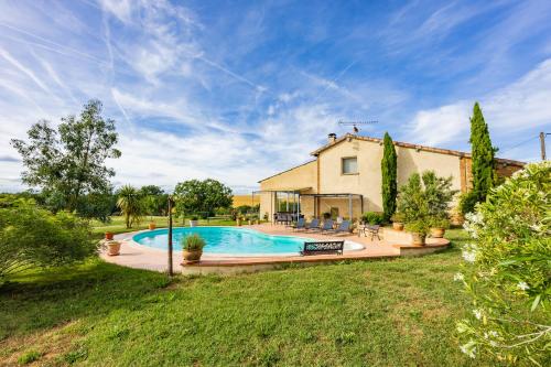 a house with a swimming pool in a yard at Les Hauts de Grazac, Chambres et Tables d'hôtes in Grazac