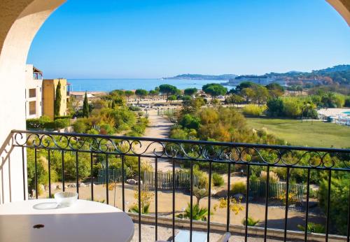 a balcony with a view of the ocean at Appartement convivial à Gassin 37 m² avec vue sur la mer in Gassin