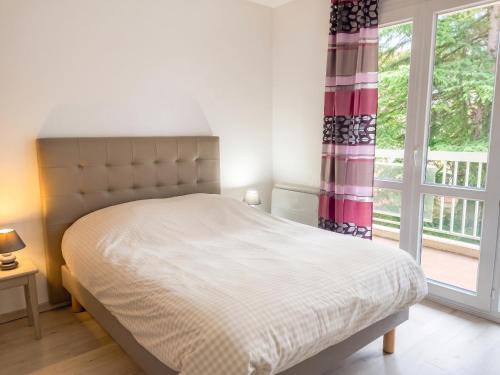 a bedroom with a bed and a window at Appartement charmant à Chambéry de 35 m² + balcon privatif in Chambéry
