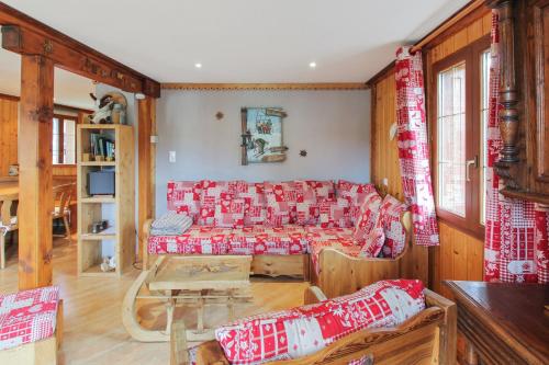 a living room with a couch and a table at Chalet charmant à Stosswihr avec vue sur montagne + balcon in Stosswihr