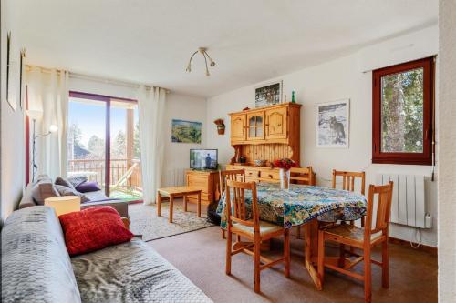 a living room with a table and a dining room at Appartement montagnard à Bolquère, 57m², vue montagne, balcon in Bolquere Pyrenees 2000