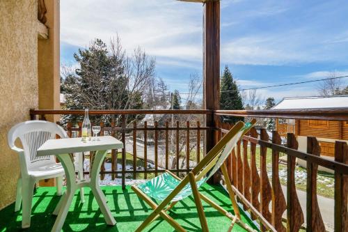 a patio with a table and chairs on a balcony at Appartement montagnard à Bolquère, 57m², vue montagne, balcon in Bolquere Pyrenees 2000