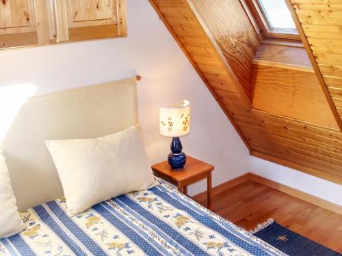a bedroom with a bed with a lamp on a table at Appartement spacieux à Le Monêtier-les-Bains - 75 m² avec vue in Le Monêtier-les-Bains