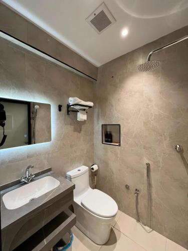 a bathroom with a toilet and a sink and a shower at فندق دواد الدوادمي Dewad Hotel in Ad Dawādimī