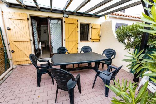 a table and chairs sitting on a patio at Maison conviviale à Argelès-sur-Mer avec piscine partagee 35 m² in Argelès-sur-Mer