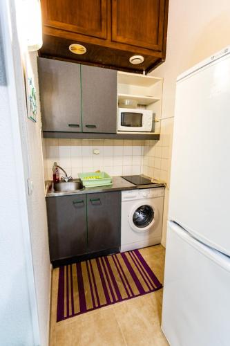 a small kitchen with a sink and a refrigerator at Maison conviviale à Argelès-sur-Mer avec piscine partagee 35 m² in Argelès-sur-Mer