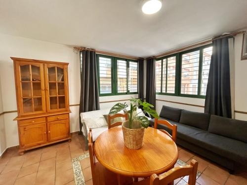 a living room with a table and a couch at Cisne del Mar ComoTuCasa in Castellón de la Plana