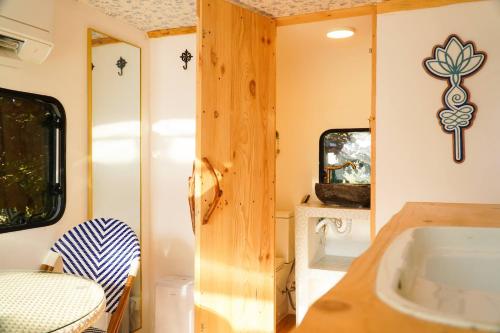 ein kleines Badezimmer mit Waschbecken und Spiegel in der Unterkunft Cherry Tree Caravan in Podentes