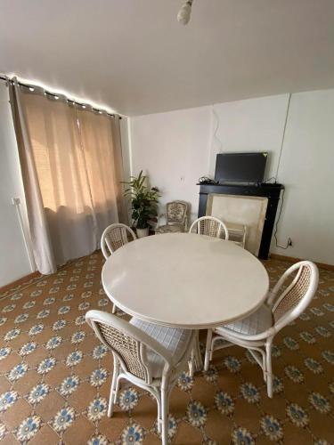 a white table and chairs in a room at Maison chaleureuse à Audignies avec stationnement privé in Audignies
