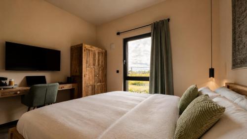 a bedroom with a large bed and a window at D&C Hotel Sulingen in Sulingen