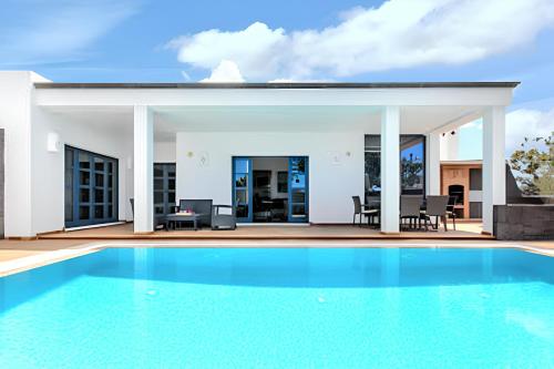 Elegant Villa near Playa Blanca, private pool, garden.