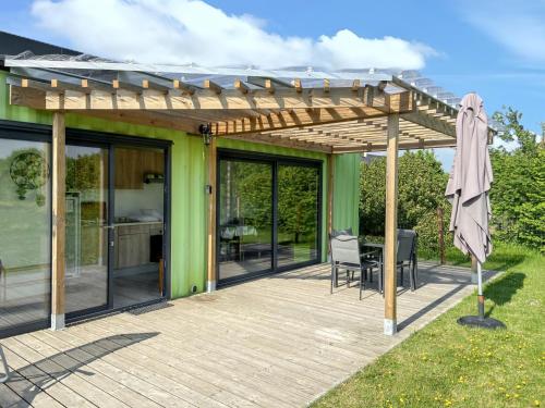 a pergola with a table and chairs on a deck at Maison cosy à La Bouillie + jardin in La Bouillie
