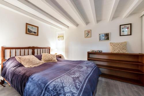 a bedroom with a bed and a dresser at Appartement cocooning à Barrême, 30 m² avec balcon in Barrême