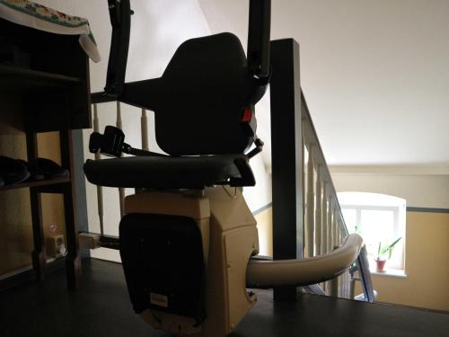 an office chair sitting next to a staircase at Ferienwohnung MIWE Gesundheitszent in Forst