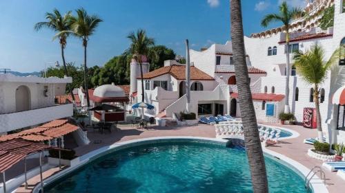 a view of a resort with a pool and palm trees at CH Paradise Condesa in Acapulco