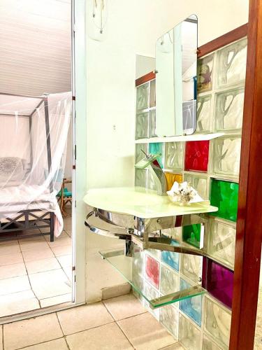 a bathroom with a sink and a mirror at Appartement moderne à Le Lamentin avec piscine partagée - 20m² in Le Lamentin